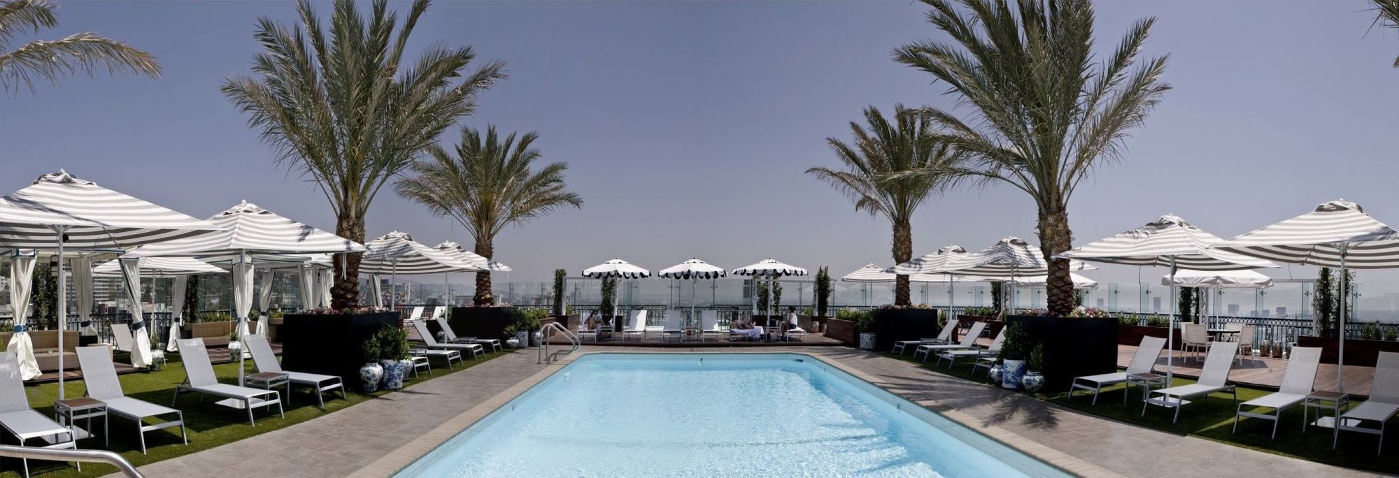 The London West Hollywood At Beverly Hills Exterior foto The rooftop pool at the Standard