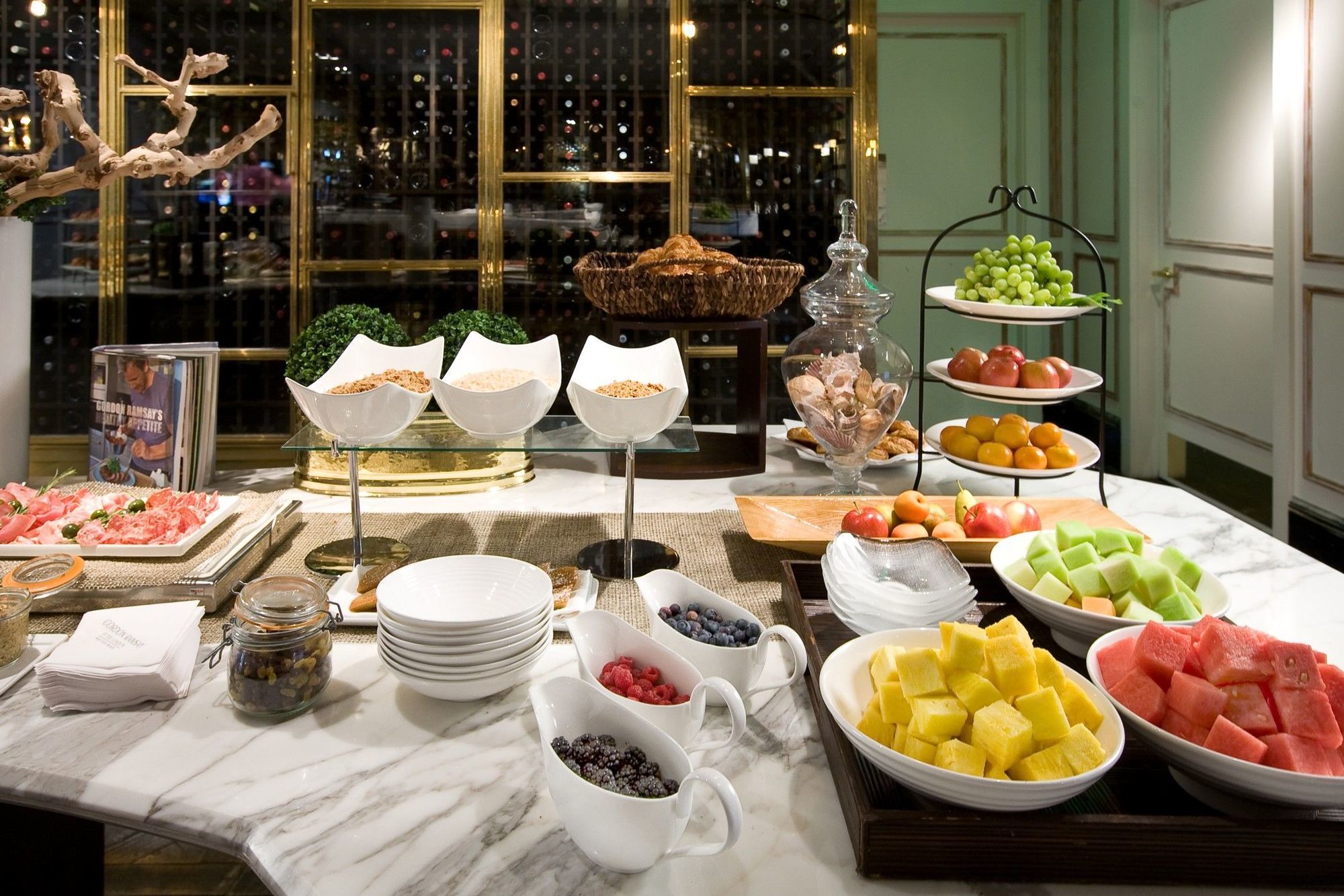 The London West Hollywood At Beverly Hills Restaurant foto A fruit buffet