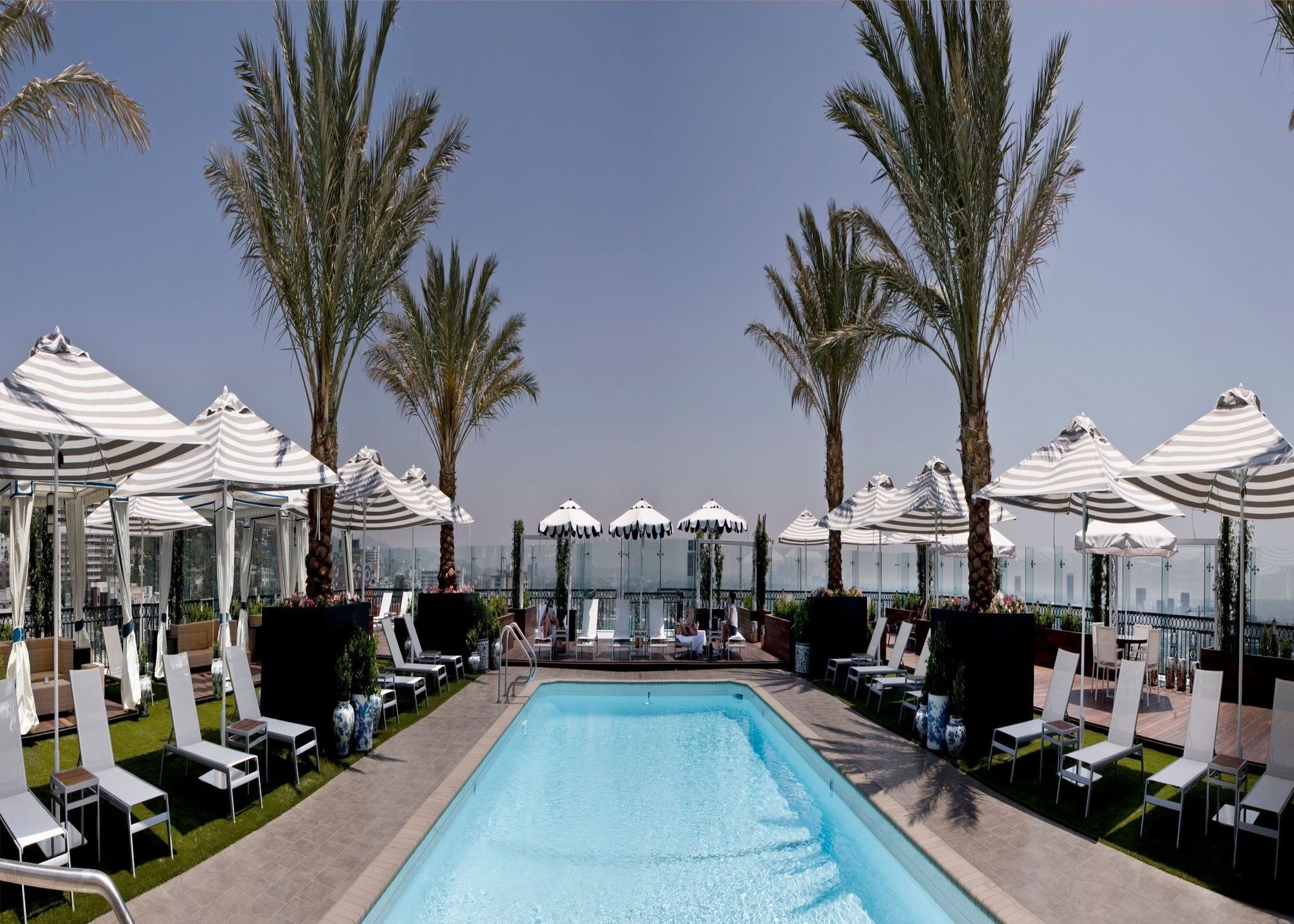 The London West Hollywood At Beverly Hills Exterior foto The pool at the Standard, Hollywood