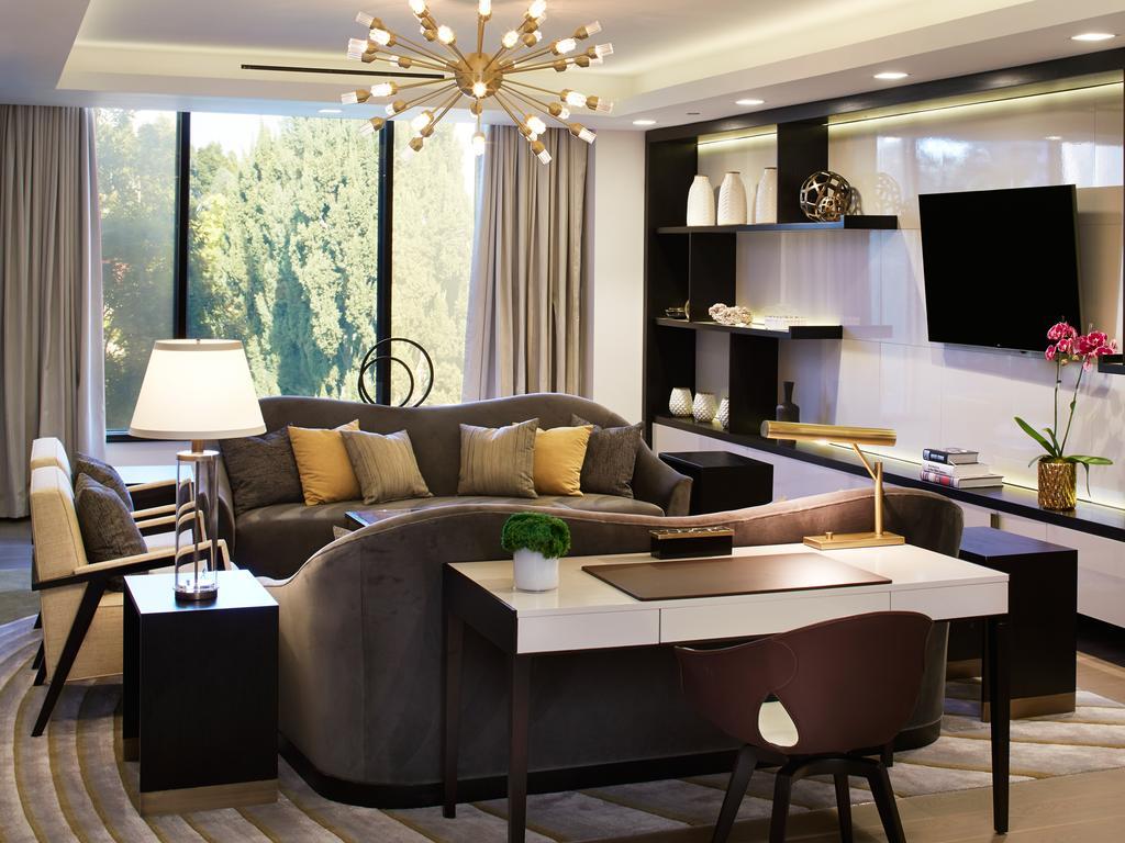 The London West Hollywood At Beverly Hills Exterior foto A living room at the Ritz-Carlton, Tysons