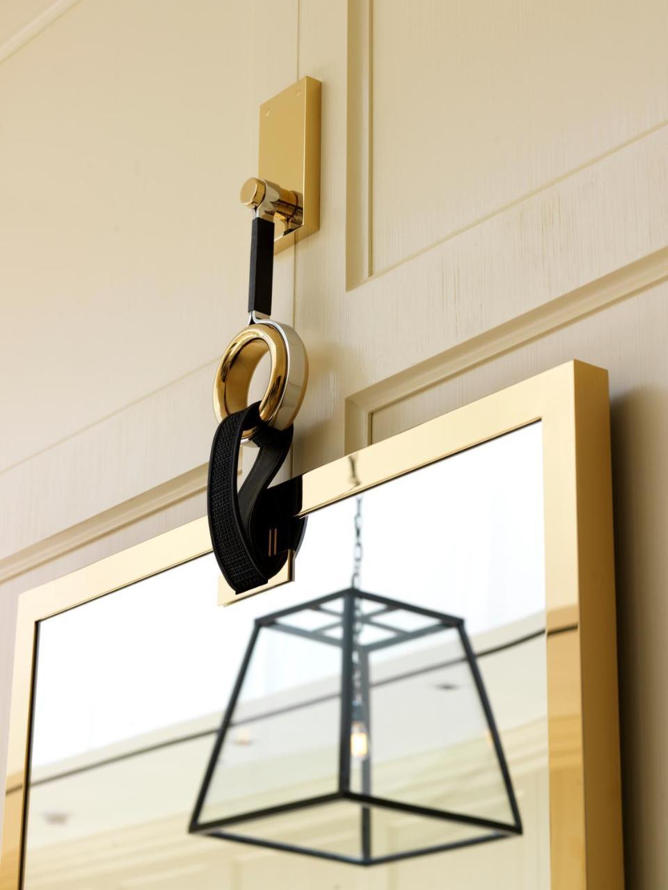 The London West Hollywood At Beverly Hills Exterior foto A modern wall-mounted mirror